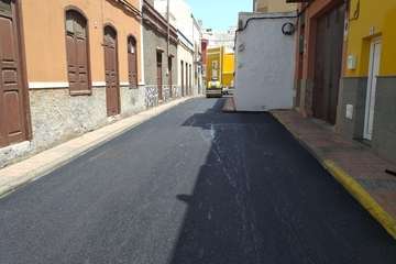 Obras de asfaltado de la calle de Santo Domingo en Los Llanos de Telde (Foto TA)
